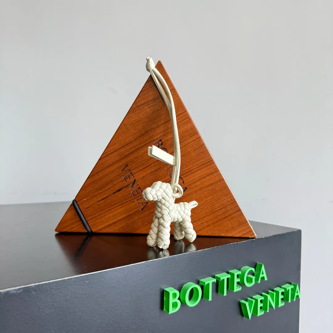 Batch 540 BOTTEGA VENETA2025 new puppy-shaped pendant braided puppy is now online😎The leather braided puppy-shaped pendant can be hung on any handbag, and it is as cute, delicate and colorful as it matches with a bag. Cute and cute, it will touch your heart at any time. It can be hung on bags or keychains. Who can resist such a cute puppy💓 Style number: 807068